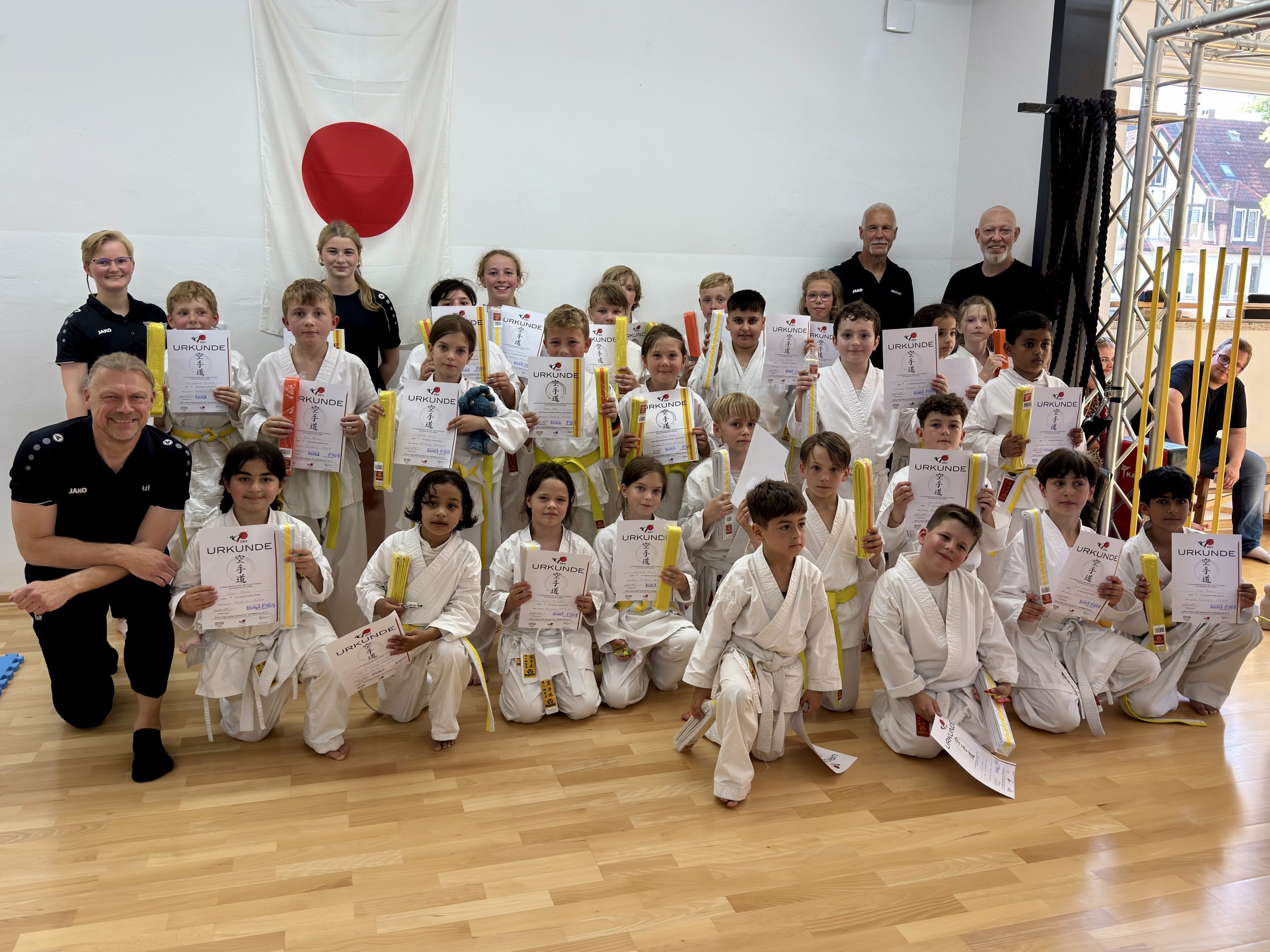 Karateprüfung Kinder - erfolgreiche Karateka